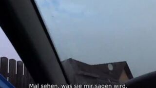 DEBT4k. Muskulöser Mann schlägt jungen entzückenden Schuldner, der keinen J