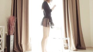 Stunning ballerina gets naked & masturbates during her warm up