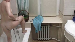 Solo teen masturbates in the shower