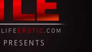 Lavish blonde Cayla fingers her perfect muff