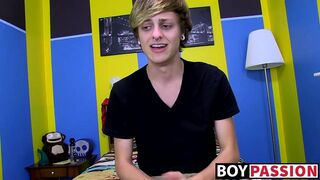Twink Jason enjoying wanking his shaft & playing with dildo